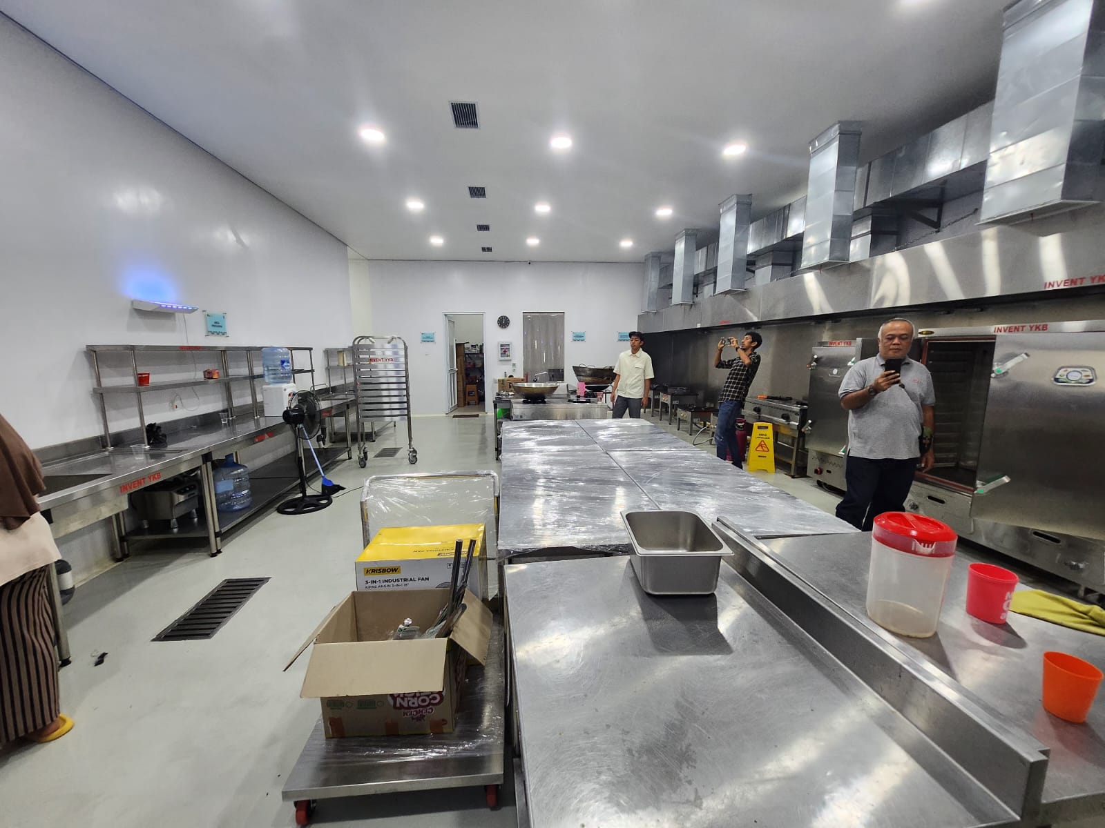 Tim Dapur MBG mempersiapkan makanan bergizi untuk masyarakat